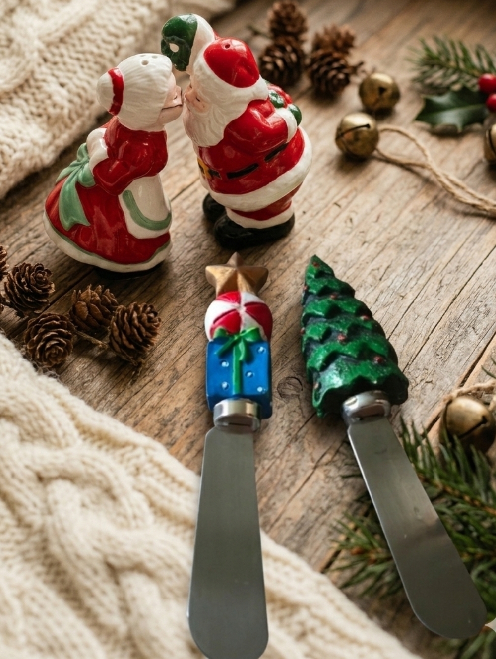 Vintage Christmas Santa Mrs Claus Kissing Salt Pepper Shakers Spreader Knife